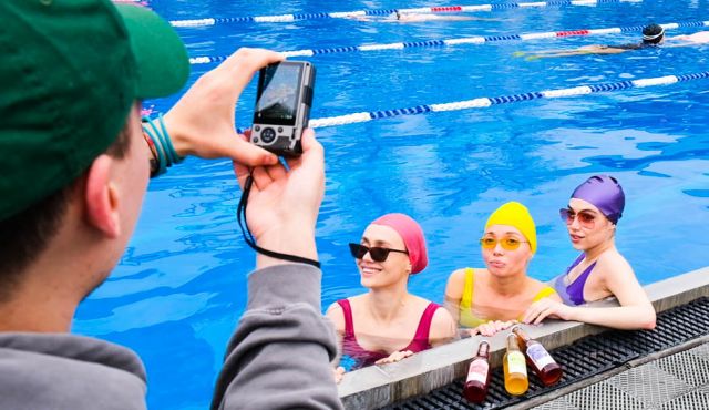В открытом бассейне «Чайка» прошла фотосъёмка бренда лимонадов «Река» с блогером Ксенией Дукалис