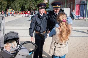 Сотрудник полиции Зеленограда вернул потерявшуюся девочку родителям