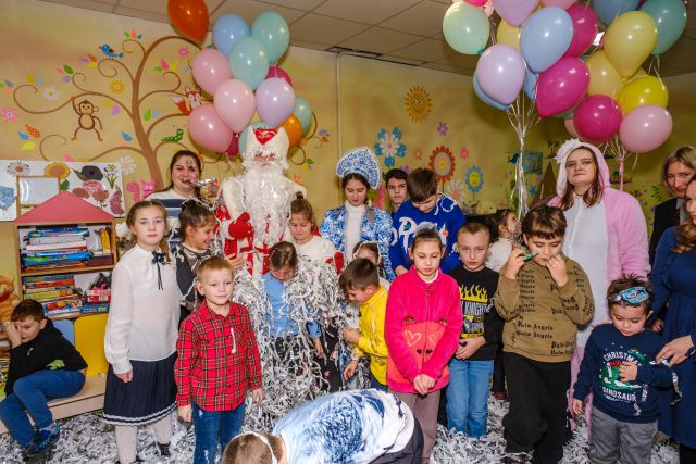 Сотрудники отеля Yalta Intourist поздравили воспитанников Ялтинского реабилитационного центра с Новым годом