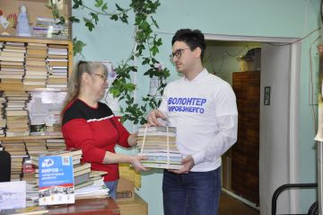 Сотрудники «Кировэнерго» подарили библиотеке школы-интерната более 200 детских книг