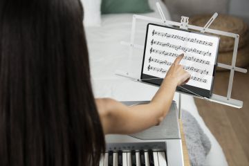 Учащиеся средней образовательной школы Раменского городского округа МО учатся музыкальной грамоте с помощью метода 1000-летней давности