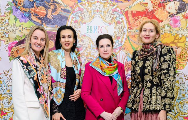 Платок «BRICS» от Нины Ручкиной объединил участников и гостей форума-выставки «Уникальная Россия»