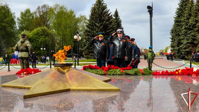 В Йошкар-Оле начальник регионального управления Росгвардии принял участие в церемонии возложения цветов к монументу Воинской Славы и Вечному огню