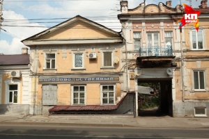 Губернатор поручил убрать рекламу с исторических зданий на улице Московской в Саратове до марта 2016 года