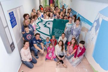 Волонтеры «Нестле» помогли расписать коридор детской городской больницы