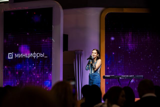 Оля Краснова исполнила свои песни на концерте на ВДНХ