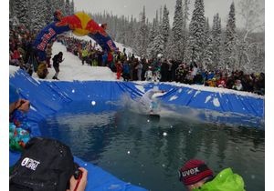 Больше тысячи лыжников нырнули с горы в ледяной бассейн в рамках фестиваля GRELKA SUN & RIDE MUSIC FEST