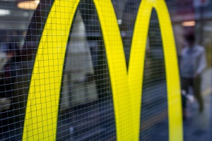 Москвич требует взыскать 35 млн руб с McDonald's за стихи в рекламе