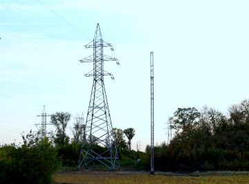 Липецкие энергетики МРСК Центра в Елецком районе установили опоры-великаны