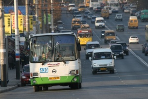 Омские депутаты поспорили из-за рекламы на окнах автобусов