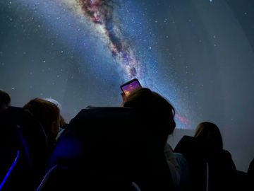 В ТРК «НЕБО» покупатели отправились в настоящее космическое путешествие — мобильный планетарий прямо в центре «НЕБА»