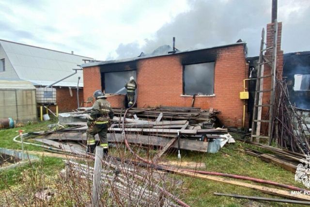 Пожарные потушили огонь, охвативший несколько домов и гаражей под Новосибирском