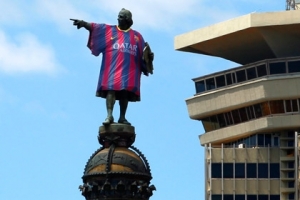 «Барселона» одела статую Колумба в свою футболку
