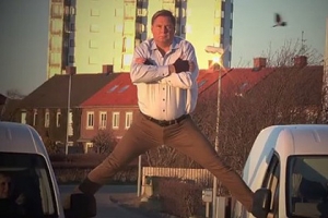 Мэр шведского города попытался повторить рекламный шпагат Ван Дамма