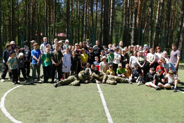 Приемы самообороны показали сотрудники спецназа Росгвардии в Томской области ребятам из детского центра отдыха