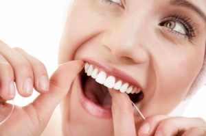 Стоматологи клиники «Вива-Дент» (Киев, Позняки) убеждены: отказ от зубной нити повышает опасность возникновения кариеса