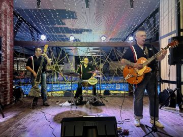 Концерт кавер-группы «Радионяня» прошёл ТРЦ «Нора»