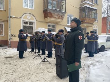 Росгвардия в Томске поздравила ветерана войны с 99-летием