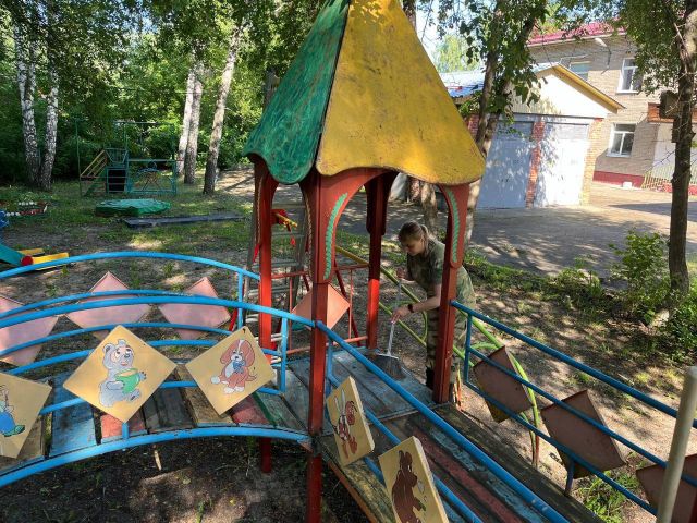 Росгвардейцы благоустроили территорию подшефного детского дома в Томске