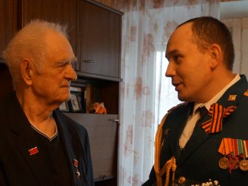 Представители Северского соединения Росгвардии поздравили Героя Социалистического Труда с праздником