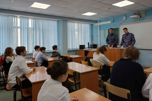Росгвардейцы рассказали томским школьникам о перспективах службы в рядах войск правопорядка
