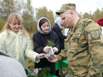 Росгвардейцы в Томской области высадили кедры в честь погибших героев специальной военной операции