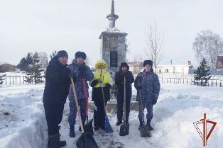 Росгвардейцы благоустроили памятник труженикам тыла Великой Отечественной войны в Томской области