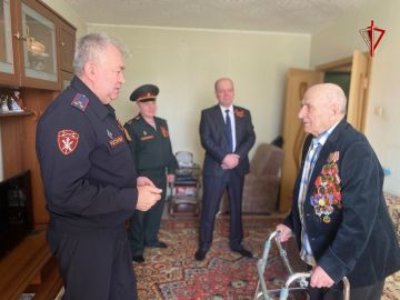 Росгвардия поздравила ветерана Великой Отечественной войны с Днем Победы