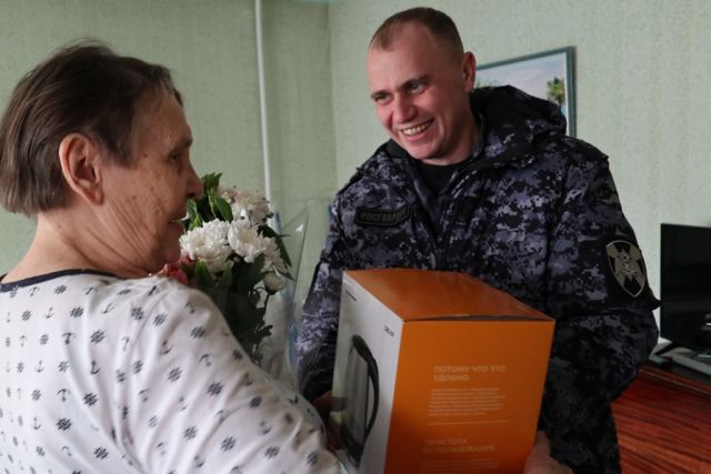 Росгвардия в Томске поздравила с Днем Рождения маму героически погибшего сотрудника СОБР