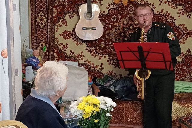 Росгвардия в Томске поздравила участника Великой Отечественной войны с 98-летием