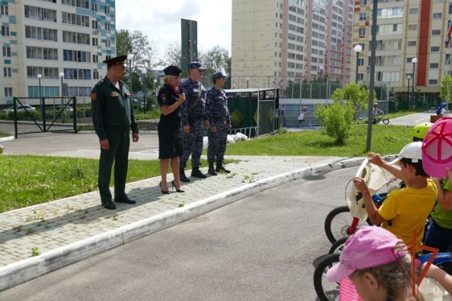 Росгвардия и Госавтоинспекция провели урок дорожной безопасности для воспитанников детского сада в Томске