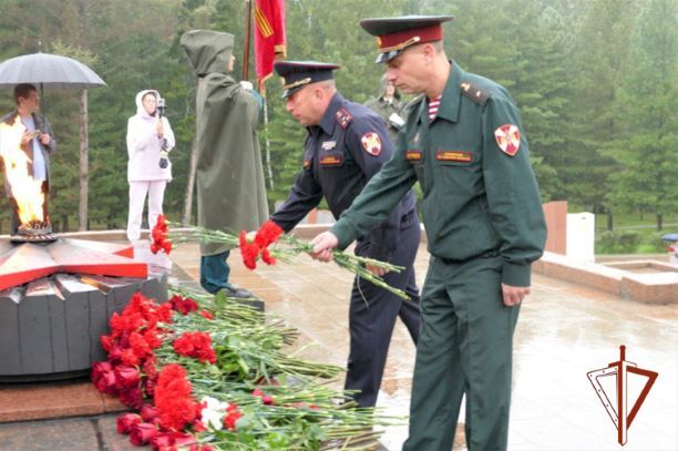 В день празднования 420-летия Томска представители командования территориального управления Росгвардии возложили цветы к Вечному огню