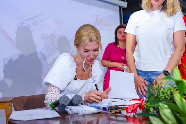 Таня Василькова пришла на презентацию своей книги в свадебном платье
