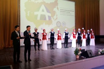 Многонациональный концерт завершил первый день работы алтаистического форума в АлтГУ