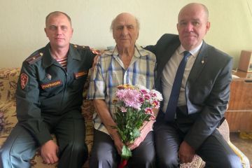 С 97-летием ветерана Великой Отечественной войны поздравила Росгвардия в Томске