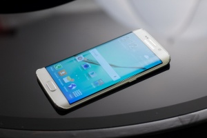 Samsung рекламирует Galaxy S6 Edge приемами Apple