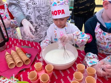 Юные посетители ТРЦ «Нора» научились самостоятельно готовить мороженое