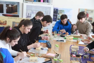 Учителя СПГХПА им. Штиглица проводят мастер-классы по реставрации для студентов колледжа дизайна КБГУ