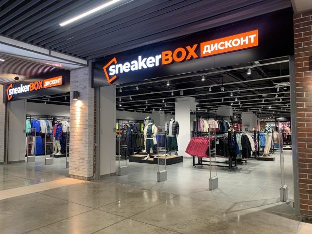 Большой дисконт-центр спортивной одежды и обуви SneakerBox открылся в ТРК «НЕБО»
