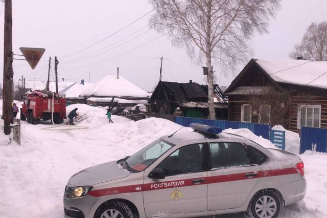 Сотрудники Росгвардии помогли спасти жителя Томской области во время пожара