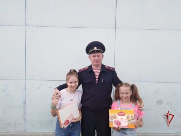 Сотрудники Росгвардии поздравили детей погибших коллег в Томске