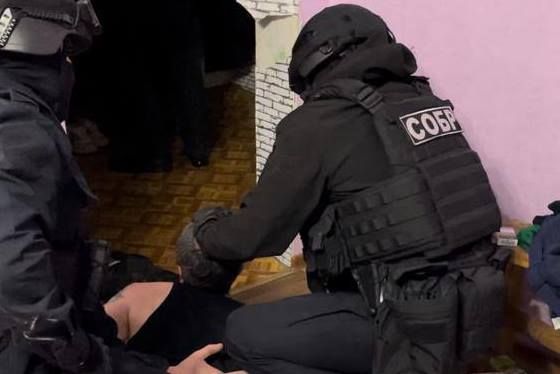 Сотрудники СОБР Росгвардии задержали мужчину, скрывшегося с места потасовки на парковке гипермаркета в Томске