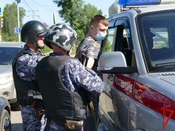 Сотрудники вневедомственной охраны Росгвардии провели учебную тренировку на охраняемом объекте в Томске