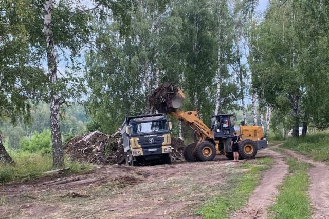 Главу Новосибирского района заставили убрать 11 несанкционированных свалок