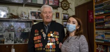 Сотрудники ТЦ «Мебельный Базар» поздравили с Новым годом ветерана Великой Отечественной войны