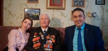 Сотрудники ТЦ "Мебельный базар" поздравили ветерана Великой Отечественной войны с 23 февраля