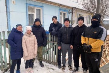 Томские росгвардейцы помогли семье погибшего сотрудника заготовить на зиму дрова