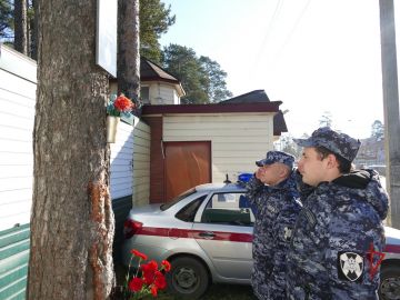 Сотрудники Росгвардии в Томске почтили память коллеги, погибшего при отражении разбойного нападения
