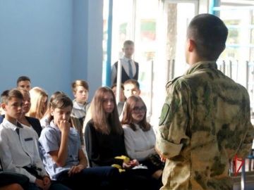 В Томской области военнослужащие и сотрудники Росгвардии проводят для детей уроки мужества