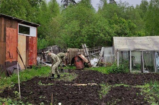 Росгвардейцы оказали адресную помощь семье погибшего военнослужащего в Томской области